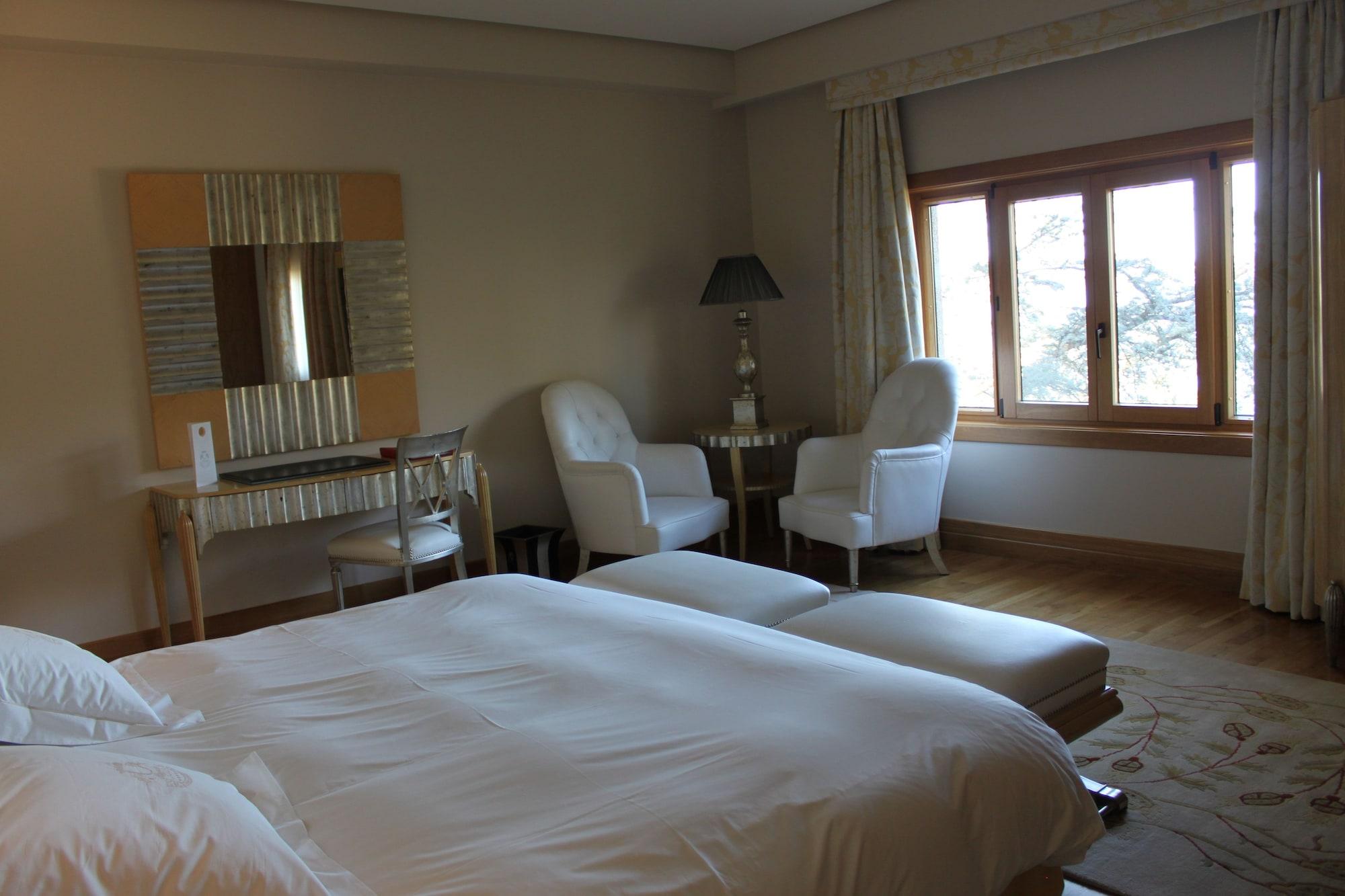 Pazo Los Escudos Hotel Spa & Resort Vigo Luaran gambar A room at the hotel