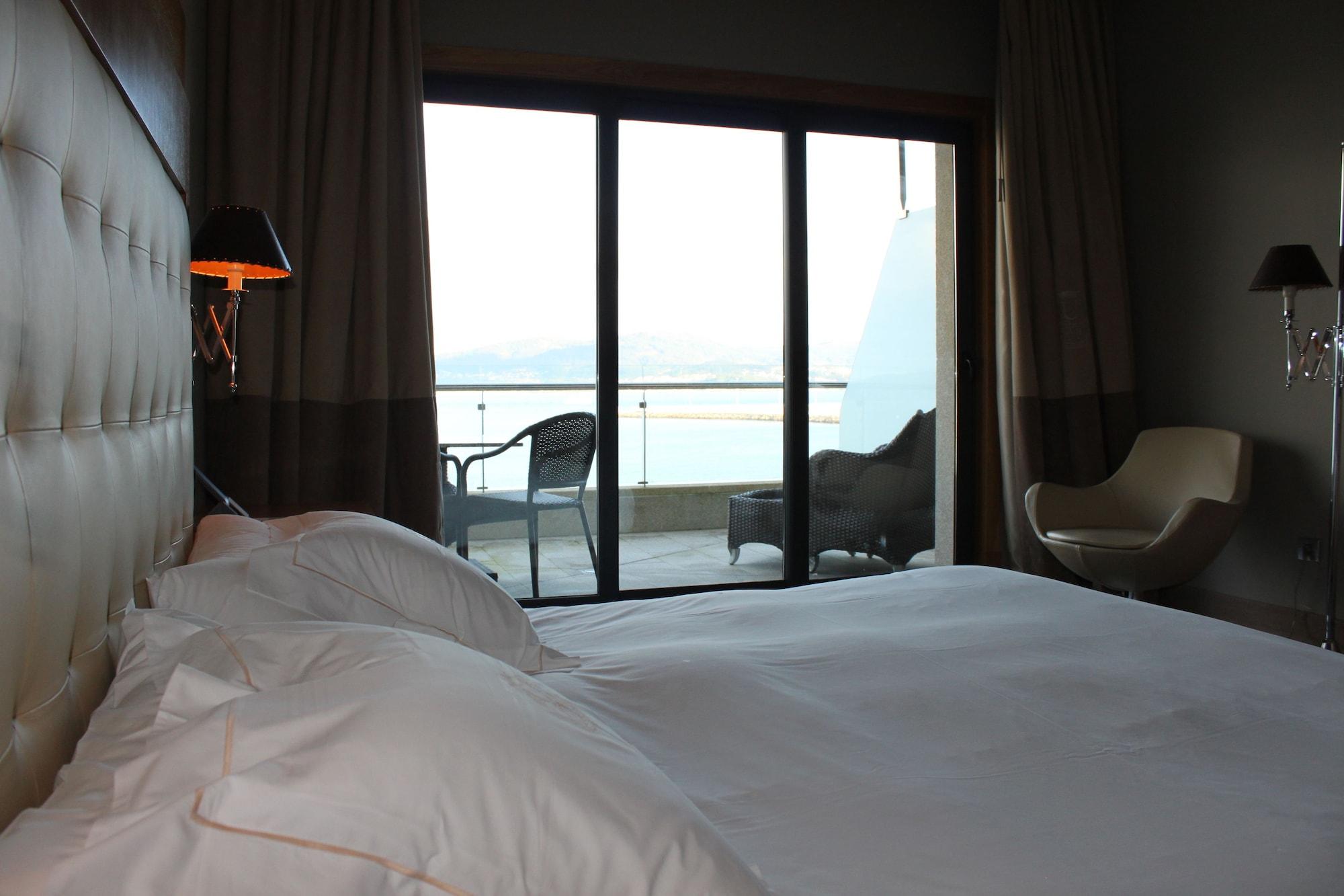 Pazo Los Escudos Hotel Spa & Resort Vigo Luaran gambar A room at the hotel