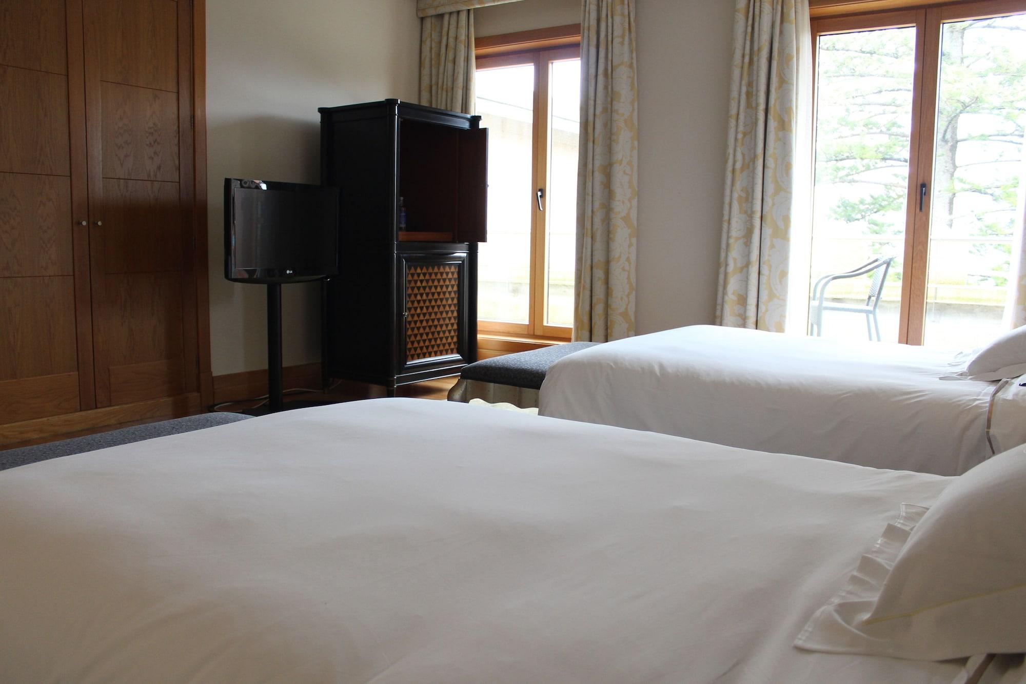 Pazo Los Escudos Hotel Spa & Resort Vigo Luaran gambar A room at the hotel