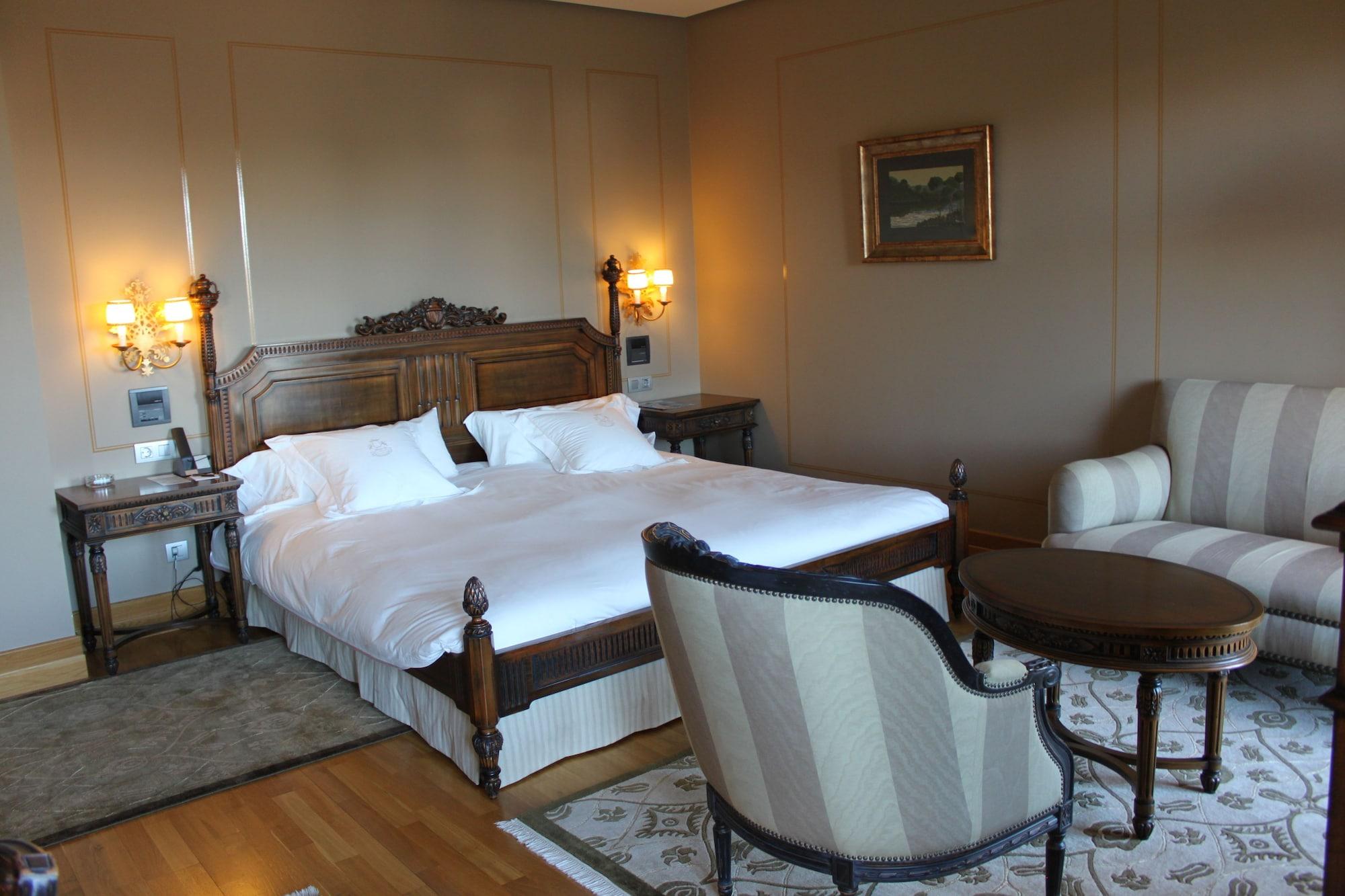 Pazo Los Escudos Hotel Spa & Resort Vigo Luaran gambar A room at the hotel