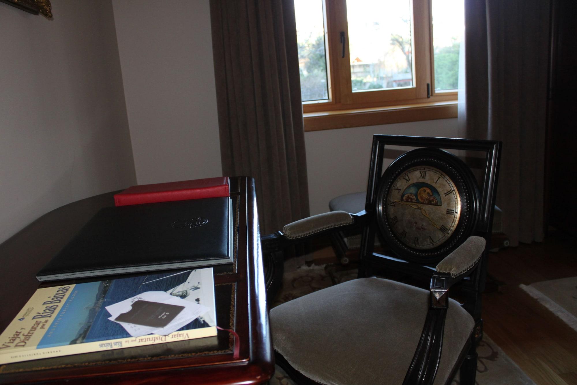 Pazo Los Escudos Hotel Spa & Resort Vigo Luaran gambar The room of the 19th century
