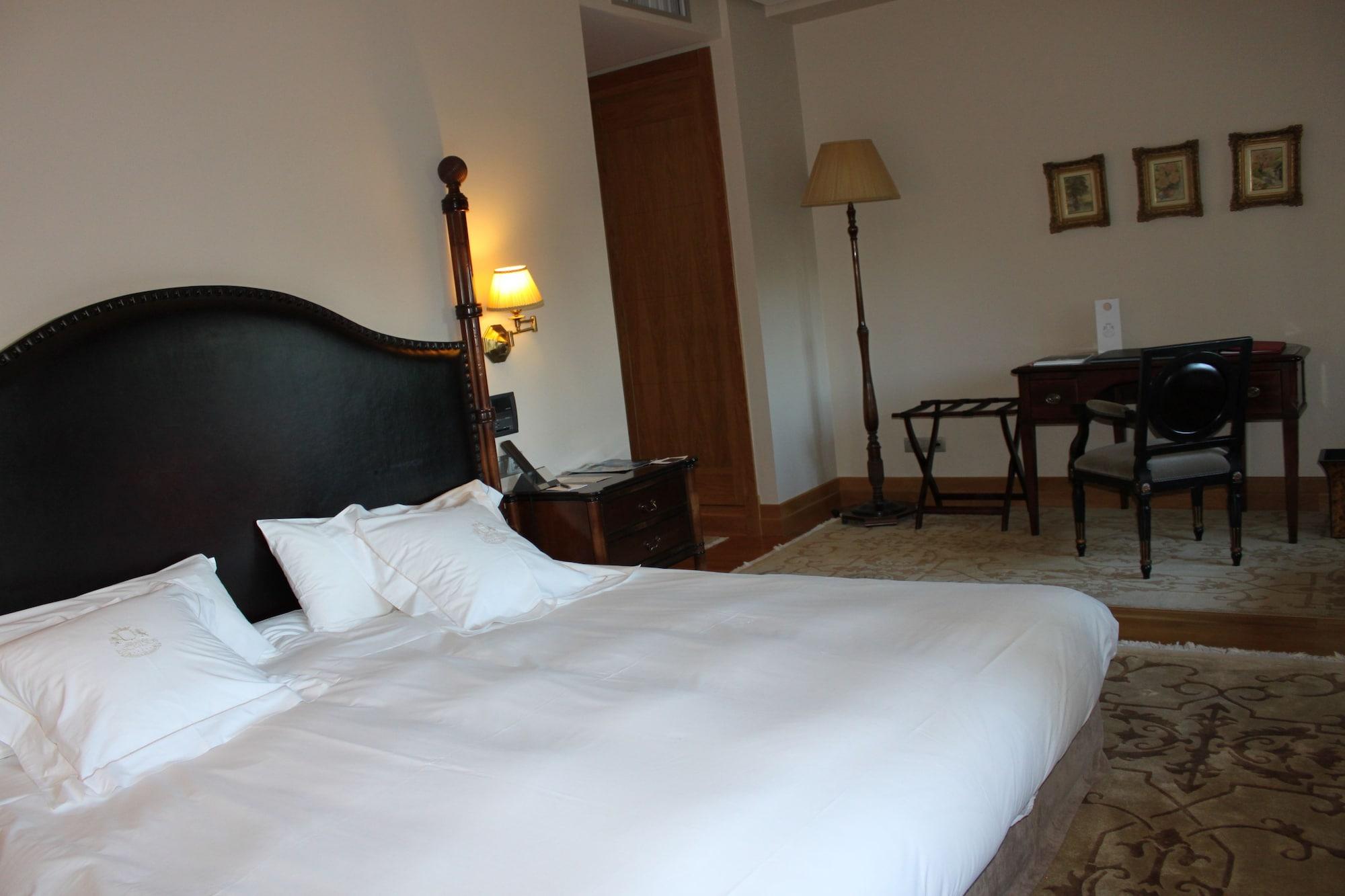 Pazo Los Escudos Hotel Spa & Resort Vigo Luaran gambar A room at the hotel