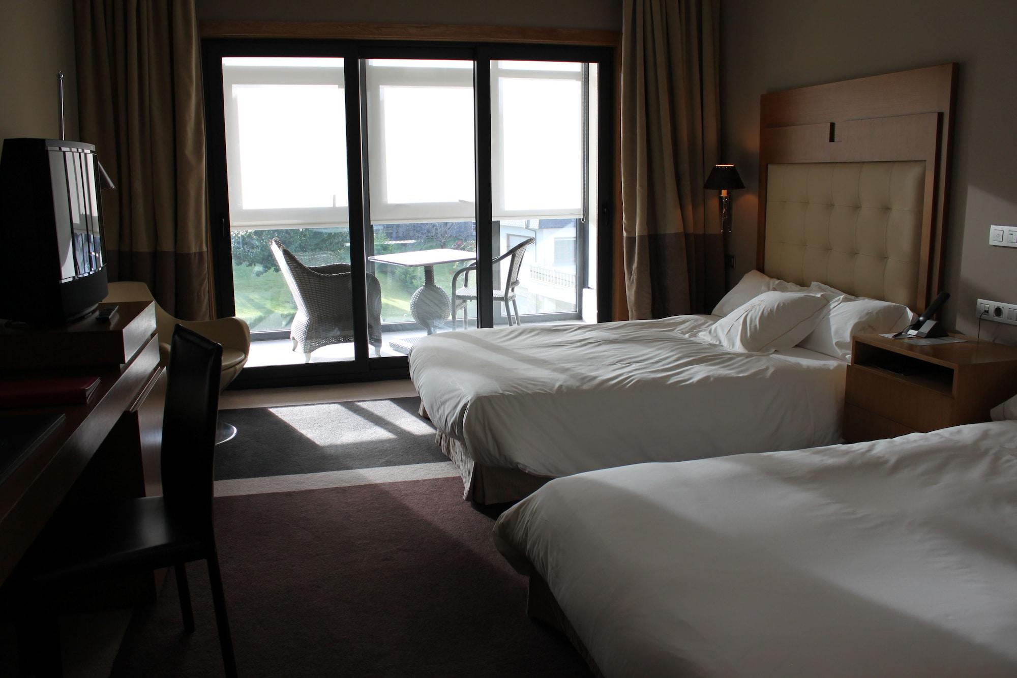 Pazo Los Escudos Hotel Spa & Resort Vigo Luaran gambar A room at the hotel