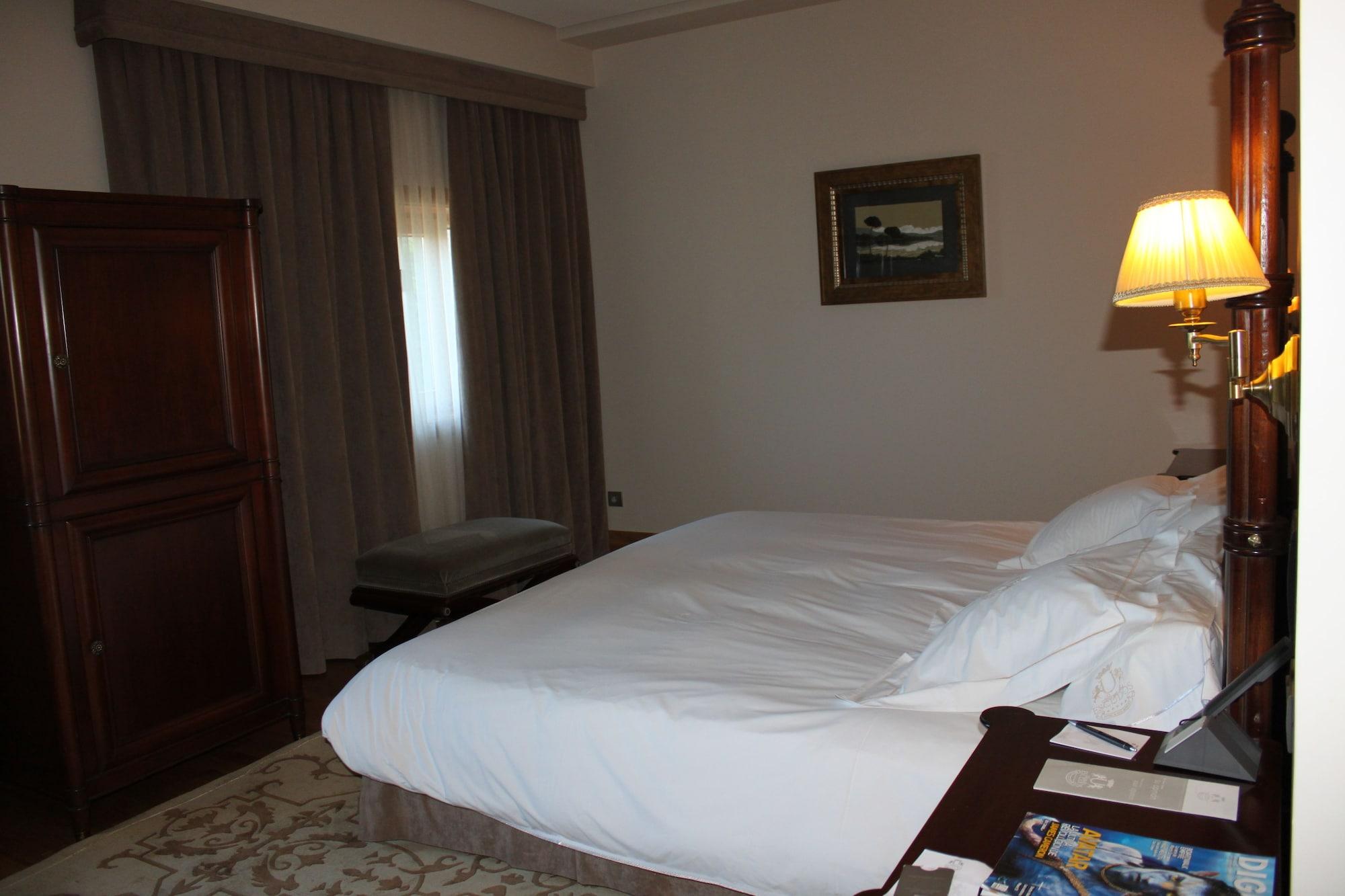 Pazo Los Escudos Hotel Spa & Resort Vigo Luaran gambar A bedroom at the hotel