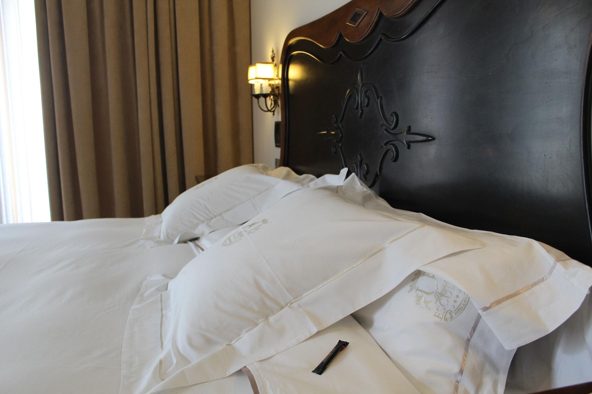 Pazo Los Escudos Hotel Spa & Resort Vigo Luaran gambar A bed with a duvet
