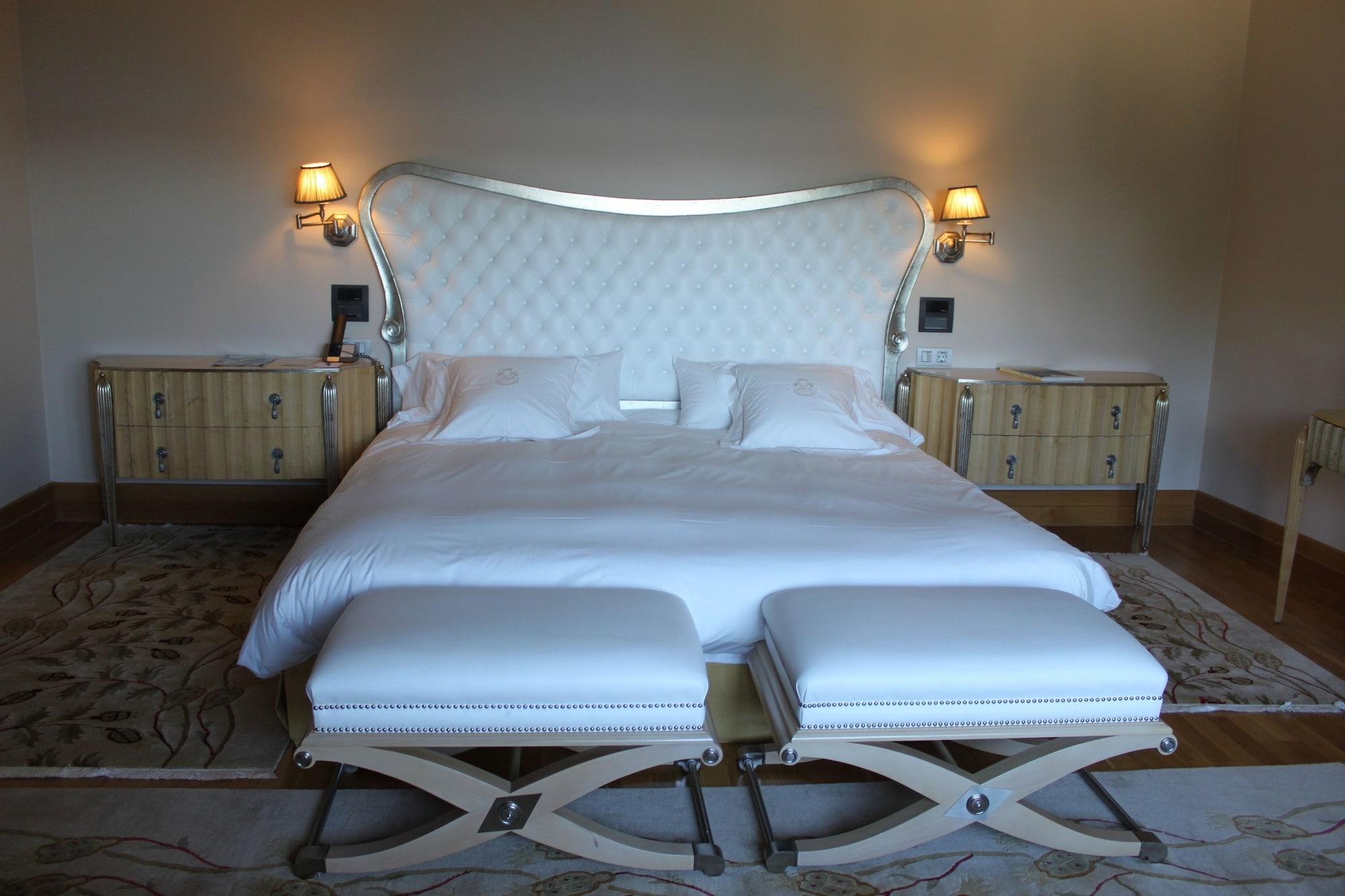 Pazo Los Escudos Hotel Spa & Resort Vigo Luaran gambar A bed