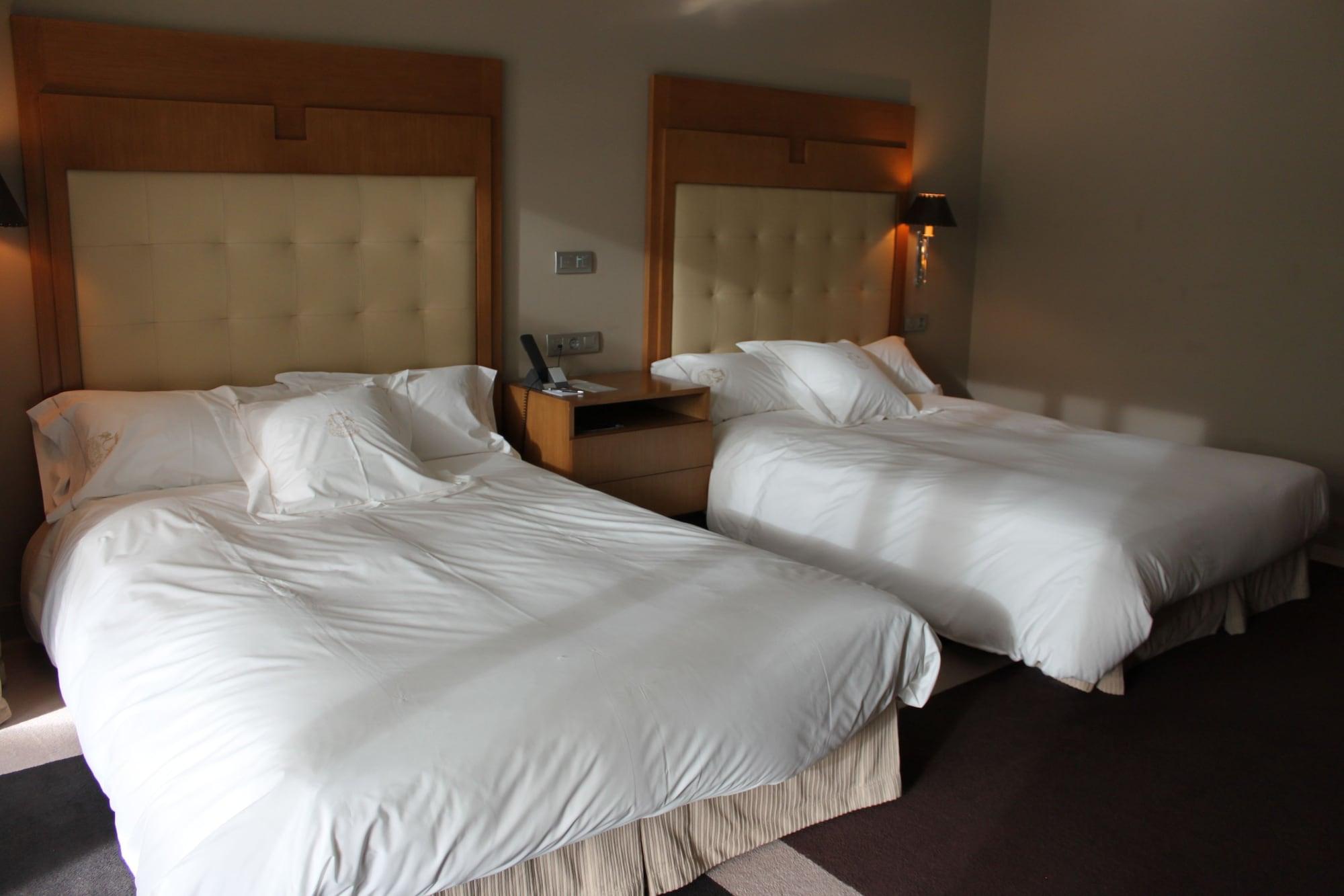 Pazo Los Escudos Hotel Spa & Resort Vigo Luaran gambar A room at the hotel