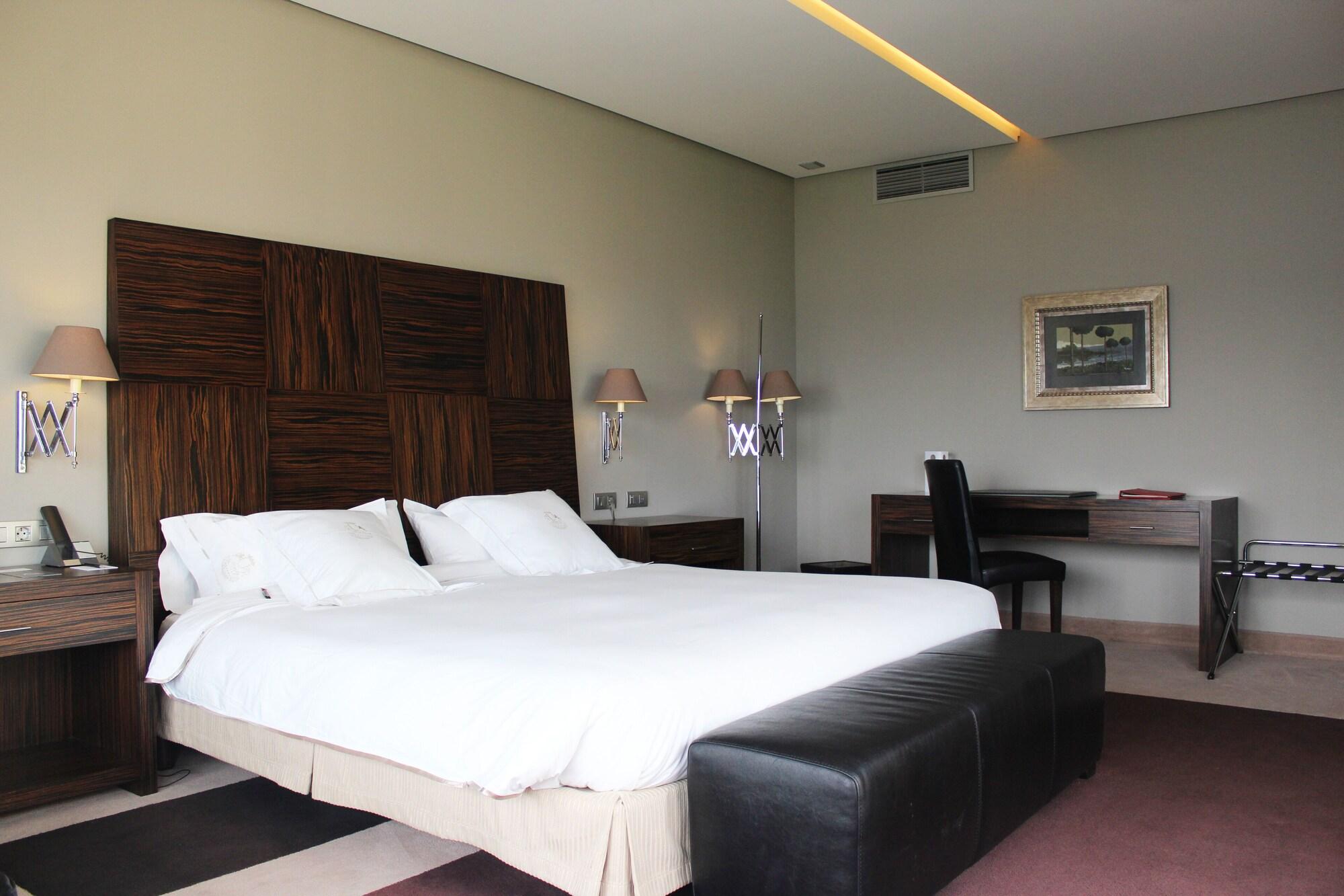 Pazo Los Escudos Hotel Spa & Resort Vigo Luaran gambar A room at the hotel