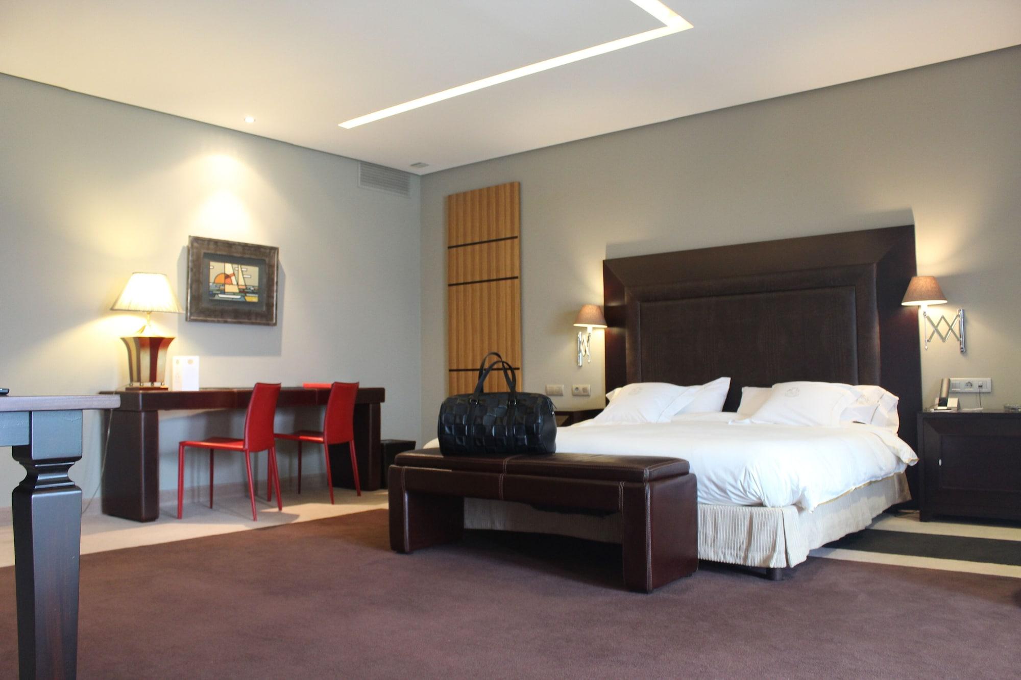 Pazo Los Escudos Hotel Spa & Resort Vigo Luaran gambar A room at the hotel