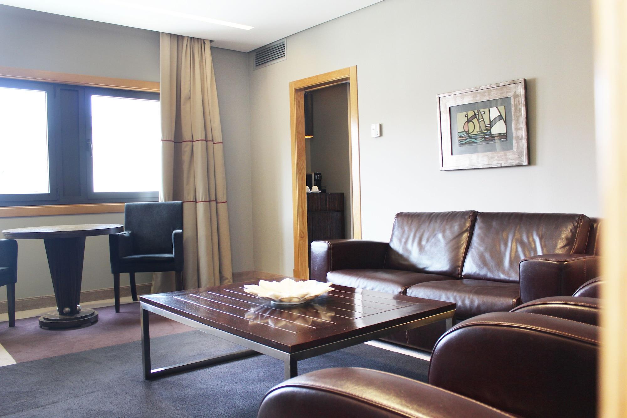 Pazo Los Escudos Hotel Spa & Resort Vigo Luaran gambar A living room in a hotel suite