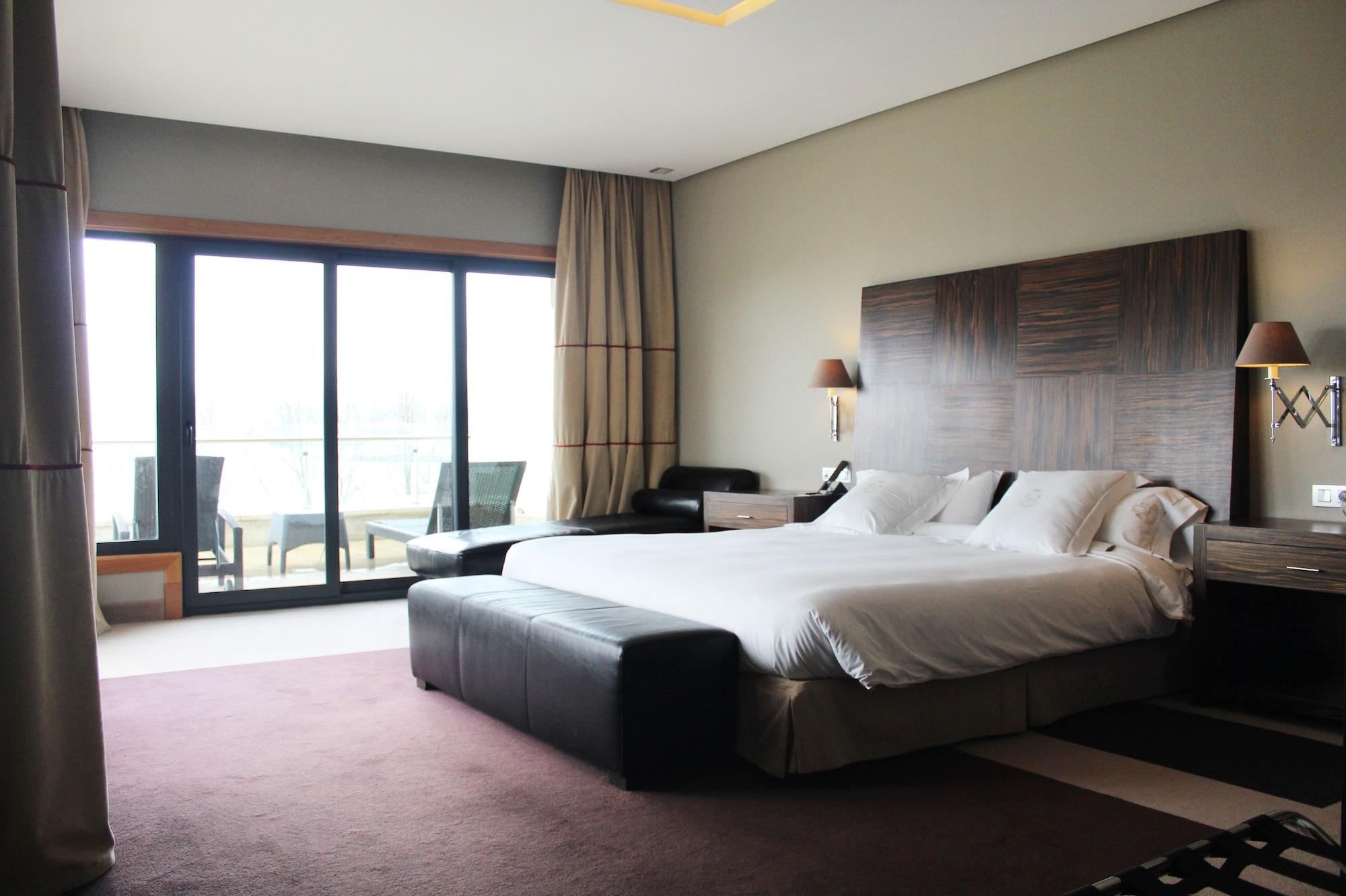 Pazo Los Escudos Hotel Spa & Resort Vigo Luaran gambar A room at the hotel