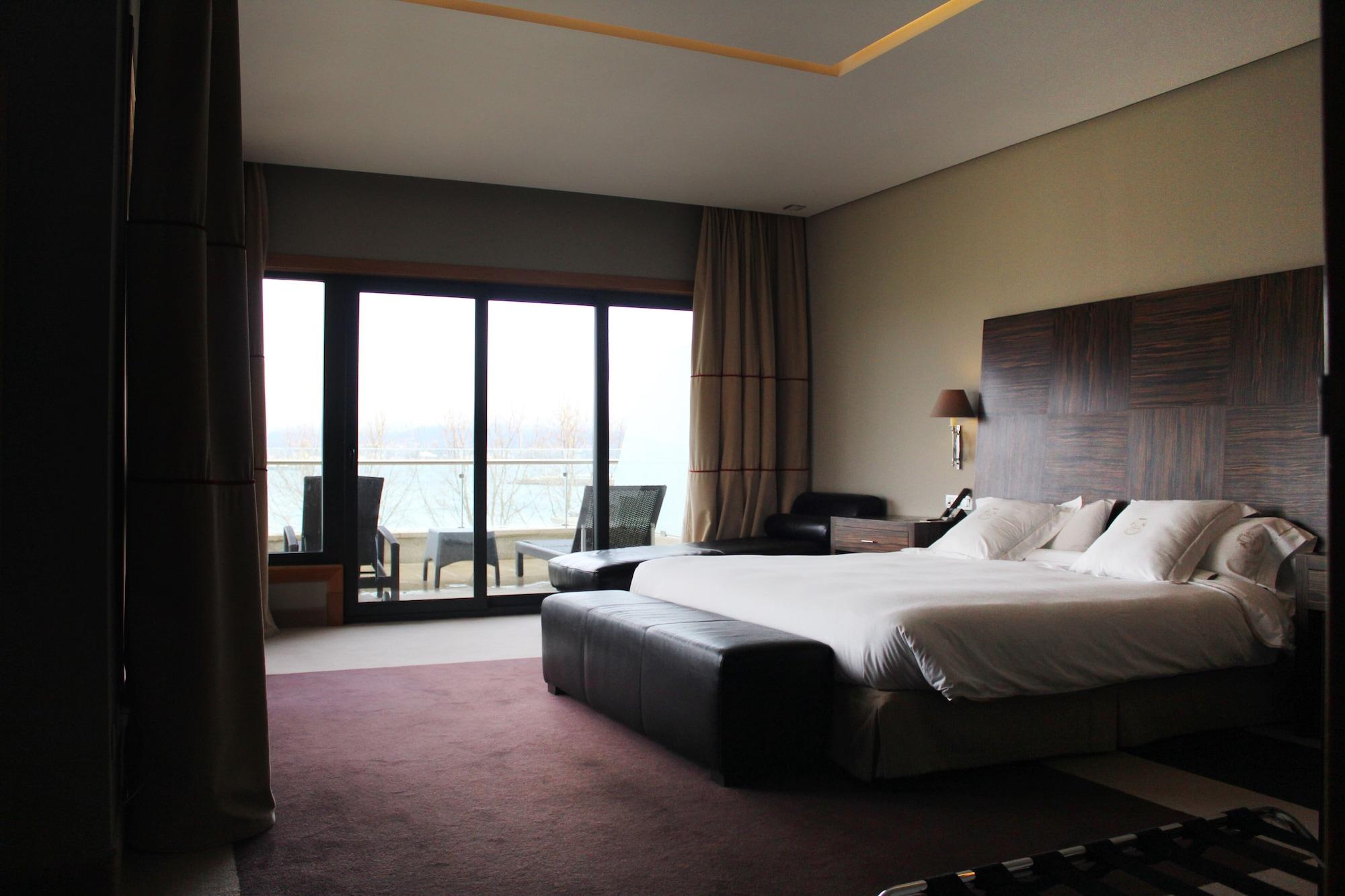 Pazo Los Escudos Hotel Spa & Resort Vigo Luaran gambar A room at the hotel