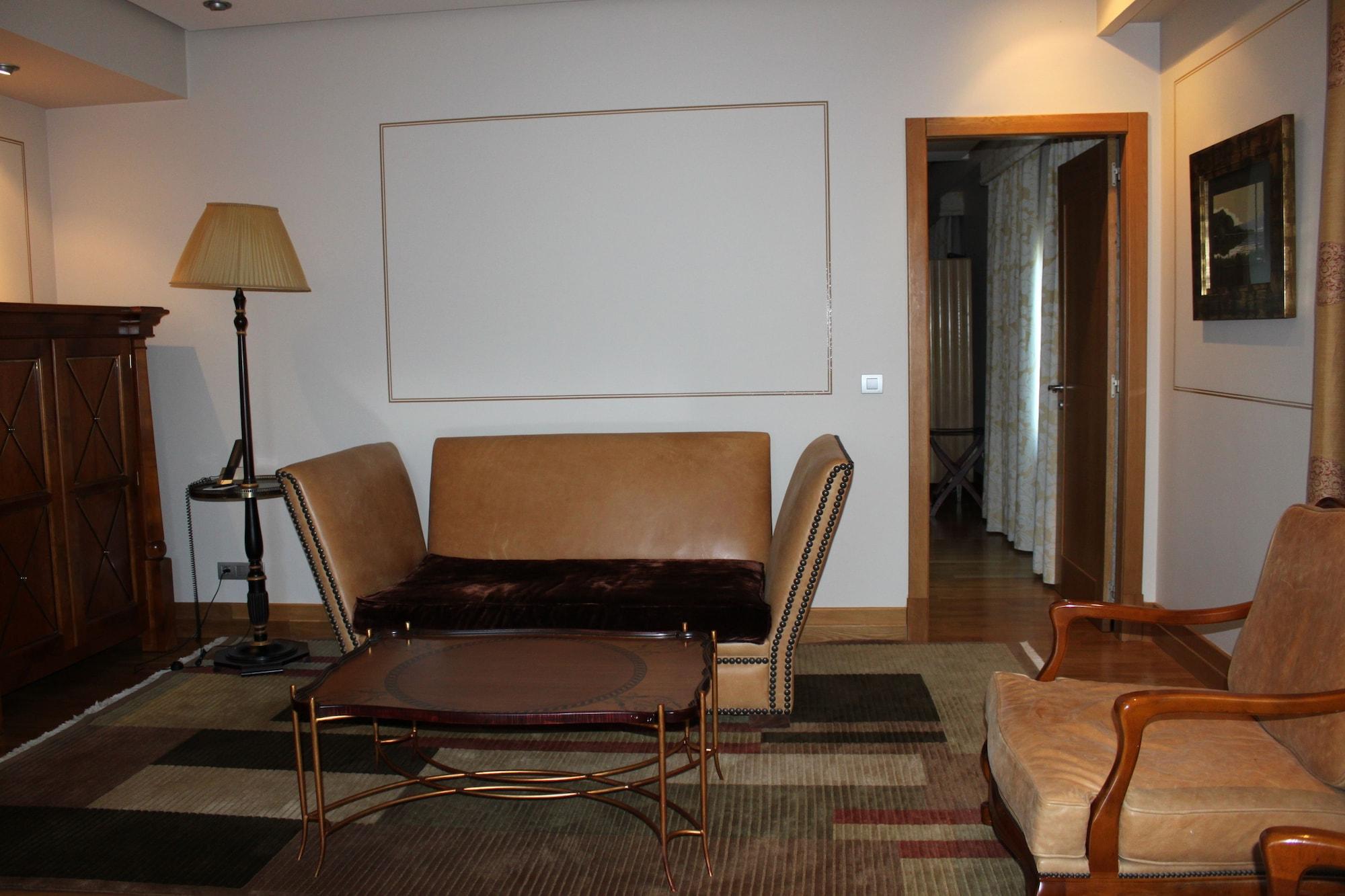 Pazo Los Escudos Hotel Spa & Resort Vigo Luaran gambar The interior of the suite