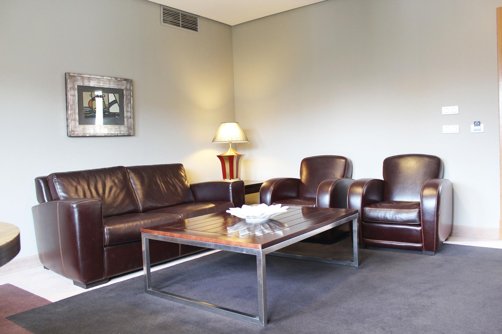 Pazo Los Escudos Hotel Spa & Resort Vigo Luaran gambar A living room with leather furniture