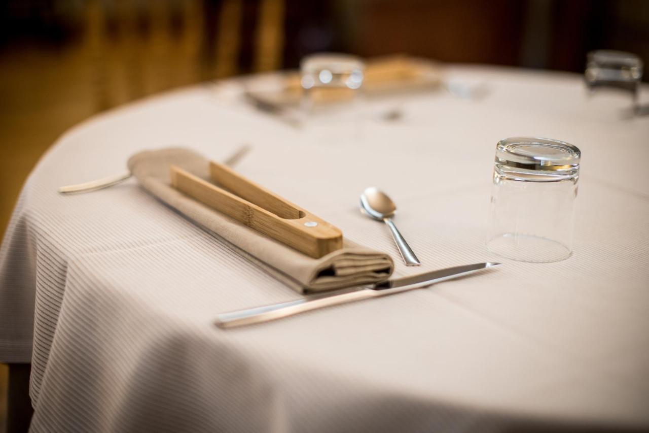 Pazo Los Escudos Hotel Spa & Resort Vigo Luaran gambar A place setting with a sugar bowl