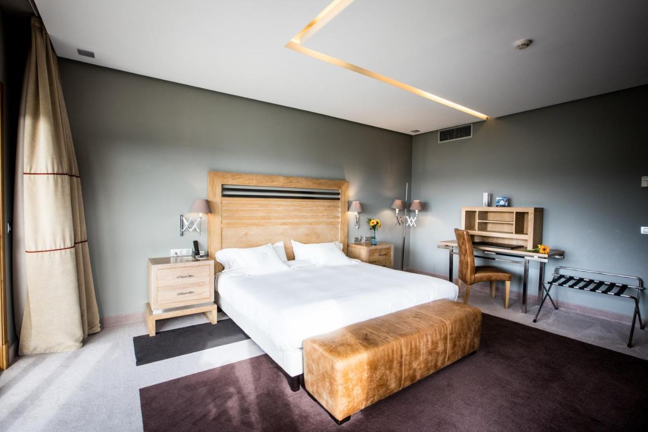 Pazo Los Escudos Hotel Spa & Resort Vigo Luaran gambar A room at the hotel
