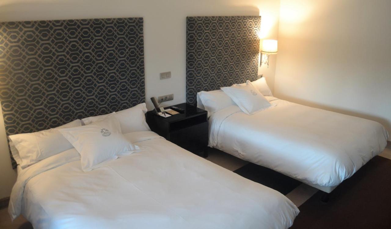 Pazo Los Escudos Hotel Spa & Resort Vigo Luaran gambar A room at the hotel