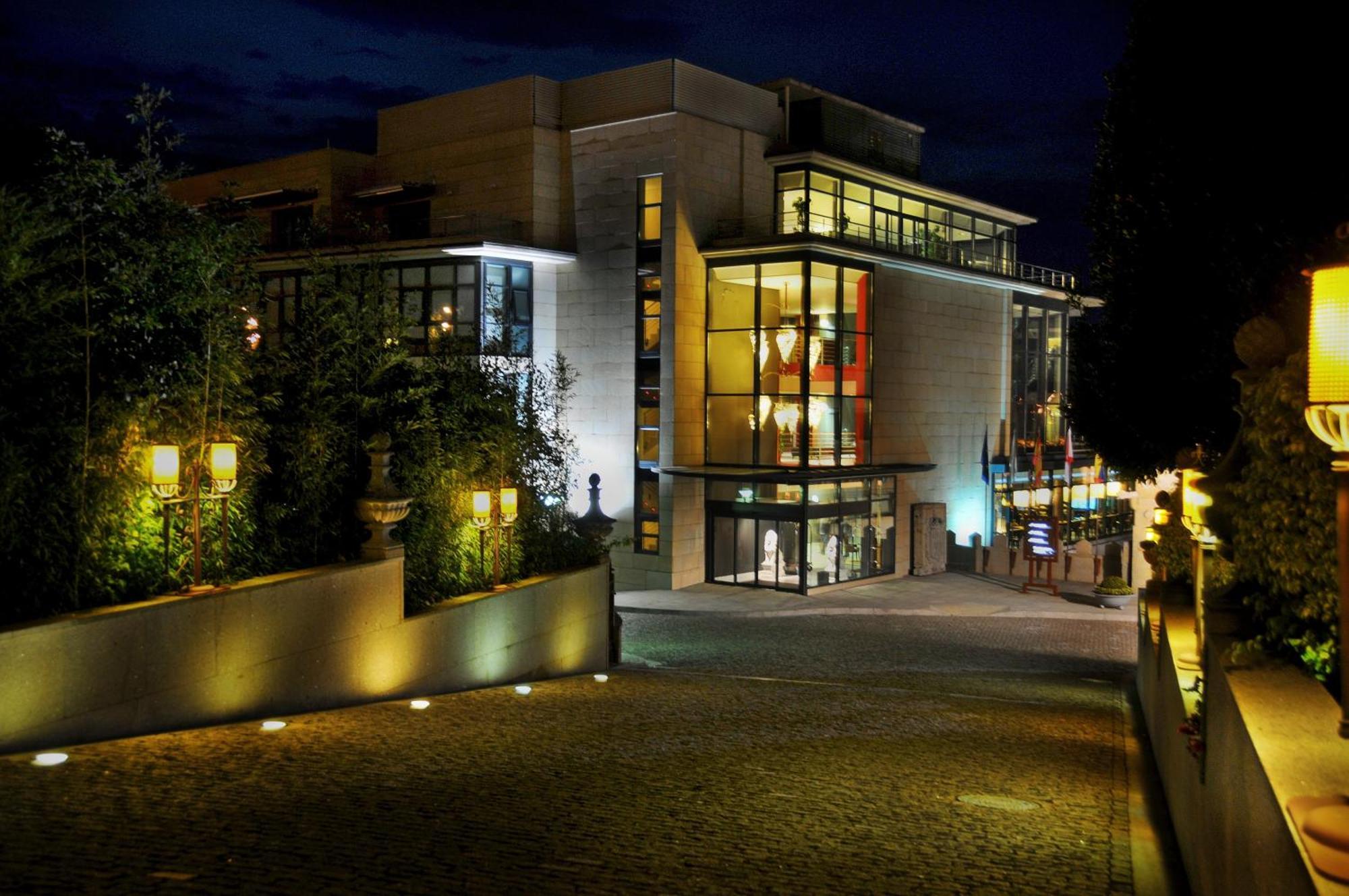 Pazo Los Escudos Hotel Spa & Resort Vigo Luaran gambar The main entrance of the museum