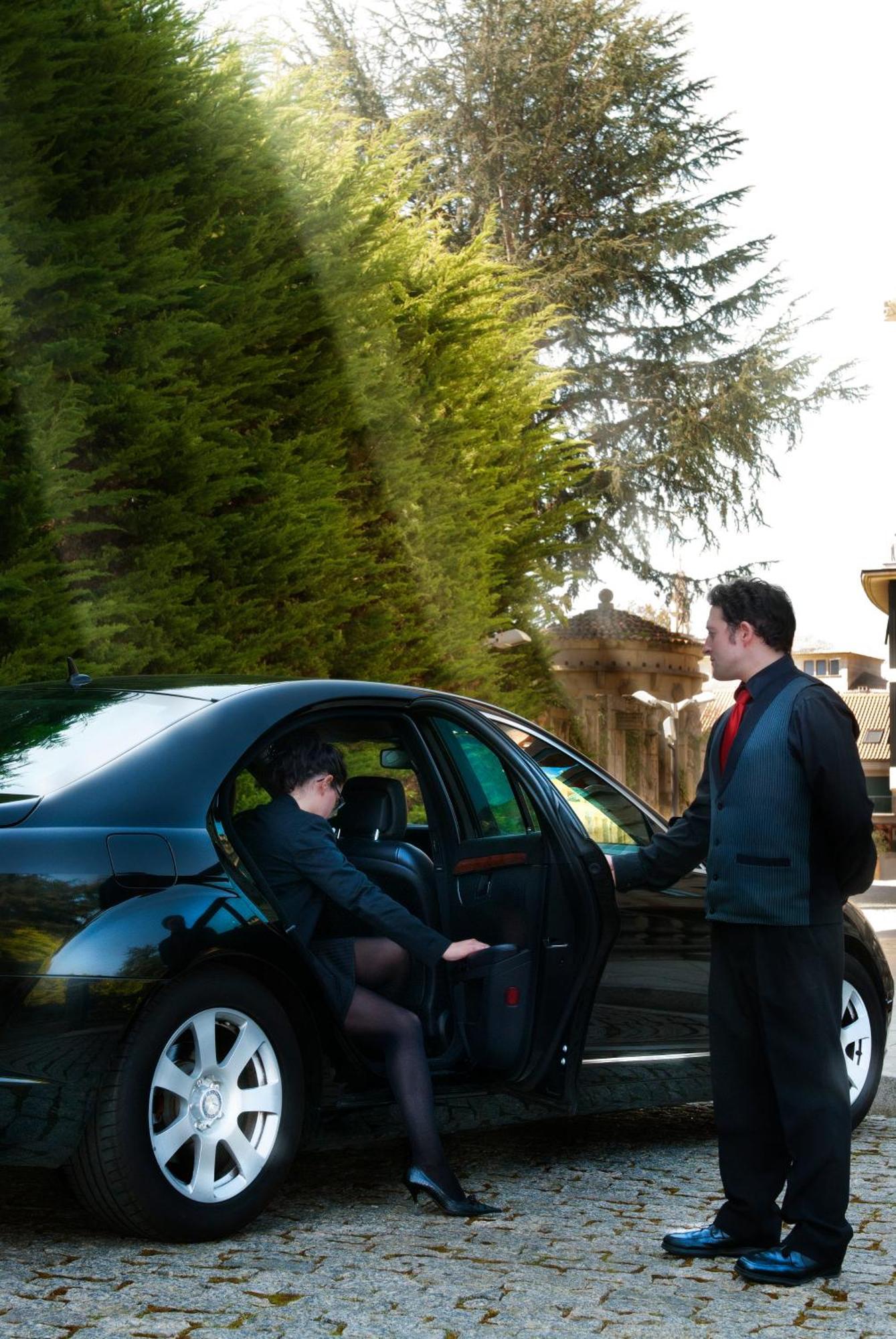 Pazo Los Escudos Hotel Spa & Resort Vigo Luaran gambar A chauffeur opening the car door for a passenger
