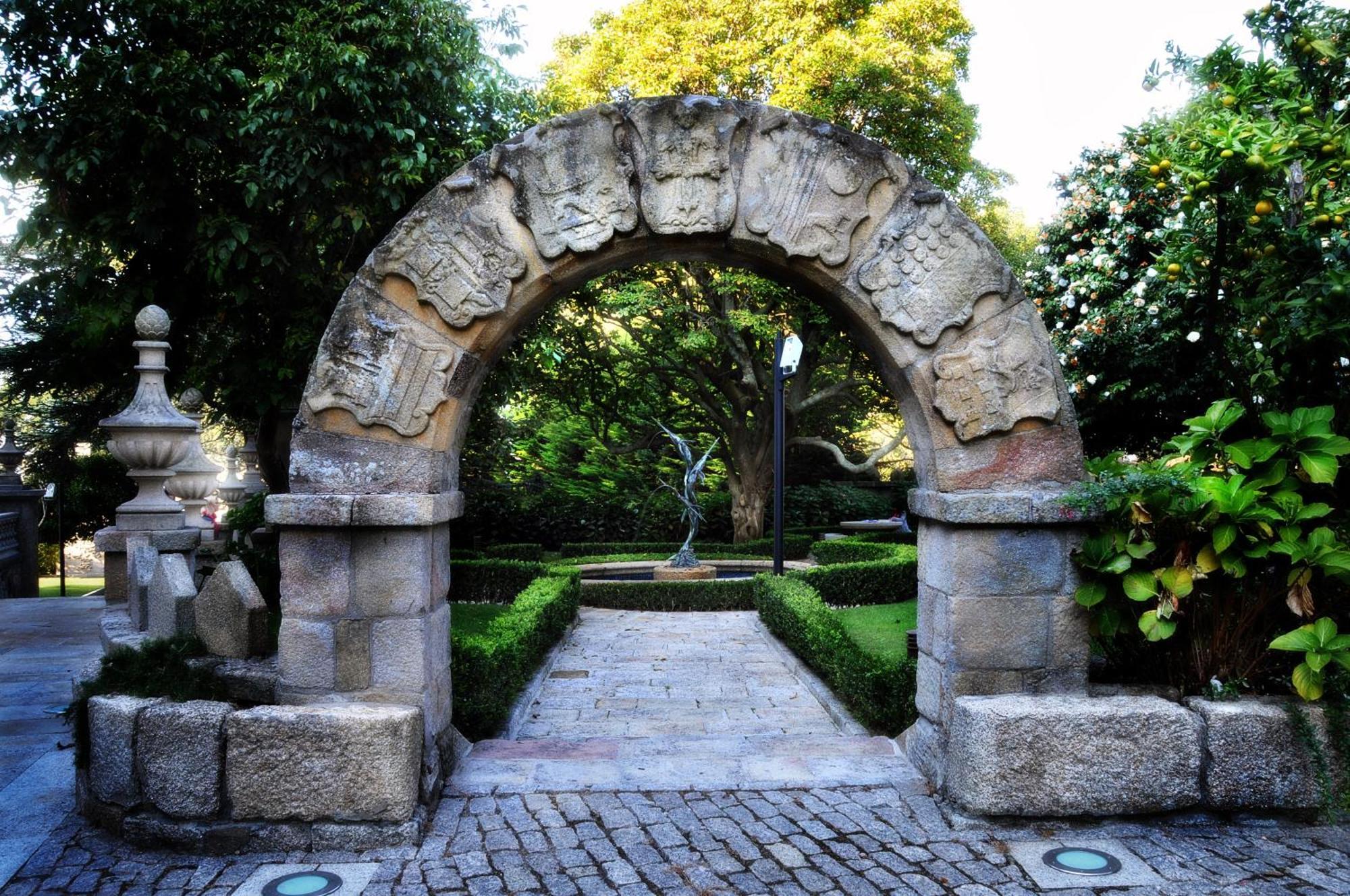 Pazo Los Escudos Hotel Spa & Resort Vigo Luaran gambar Entrance to the gardens