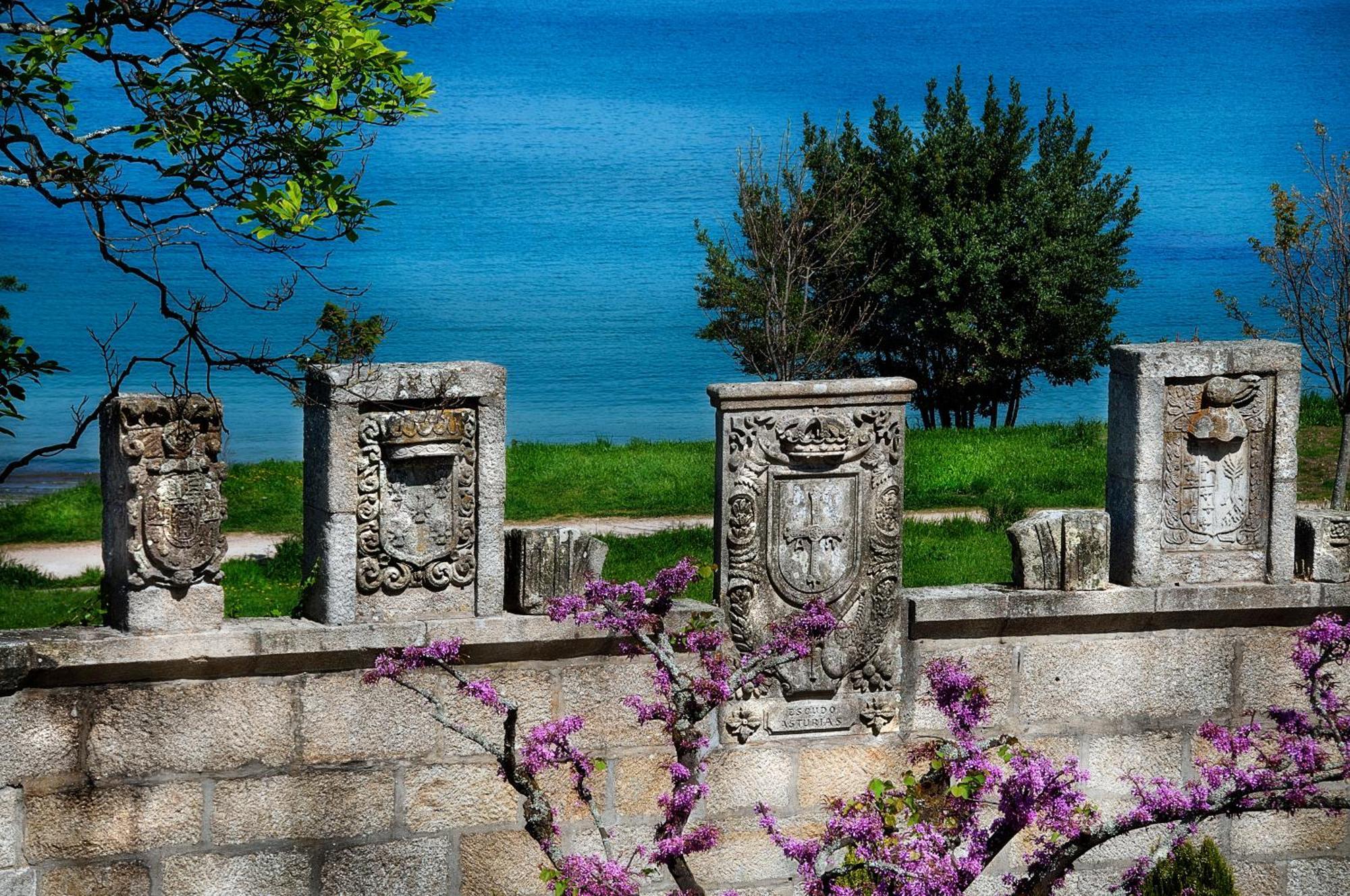 Pazo Los Escudos Hotel Spa & Resort Vigo Luaran gambar The four columns of the temple
